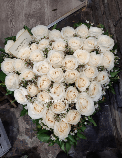 Composizione a CUORE rose bianche